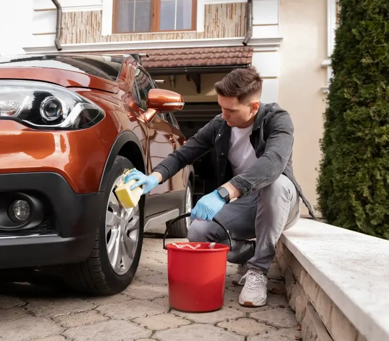 Lavage auto à domicile Saint-Pierre-de-Vassols : professionnel intervenant sur un véhicule